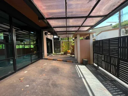 Villa Moderna de 3.5 Pisos con Terraza y Potencial de Piscina en Koh Kaew