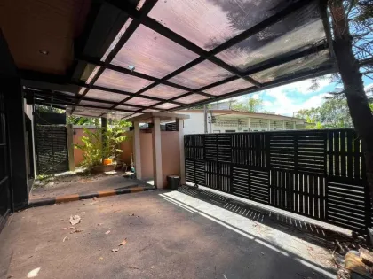 Villa Moderna de 3.5 Pisos con Terraza y Potencial de Piscina en Koh Kaew