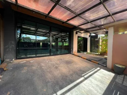 Villa Moderna de 3.5 Pisos con Terraza y Potencial de Piscina en Koh Kaew