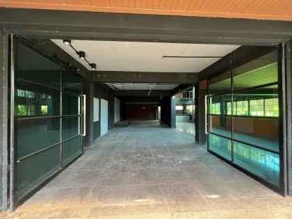Villa Moderna de 3.5 Pisos con Terraza y Potencial de Piscina en Koh Kaew