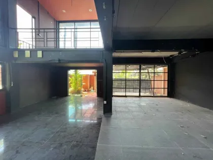 Villa Moderna de 3.5 Pisos con Terraza y Potencial de Piscina en Koh Kaew