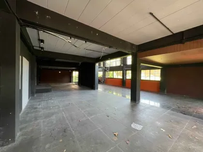 Villa Moderna de 3.5 Pisos con Terraza y Potencial de Piscina en Koh Kaew