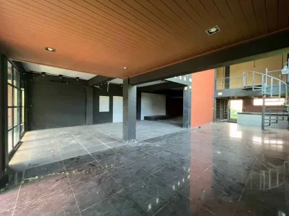 Villa Moderna de 3.5 Pisos con Terraza y Potencial de Piscina en Koh Kaew