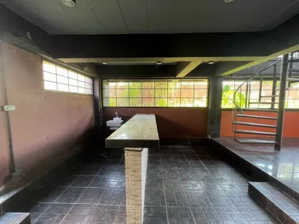 Villa Moderna de 3.5 Pisos con Terraza y Potencial de Piscina en Koh Kaew
