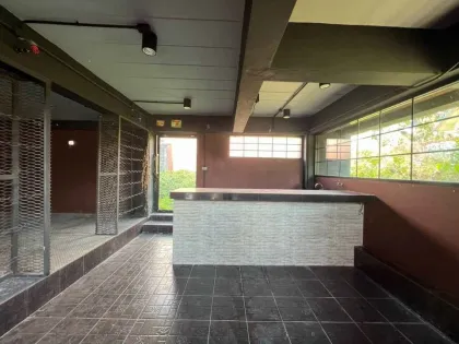 Villa Moderna de 3.5 Pisos con Terraza y Potencial de Piscina en Koh Kaew