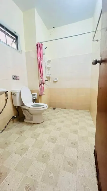 Casa independiente con 3 dormitorios y 2 baños en alquiler en Chalong