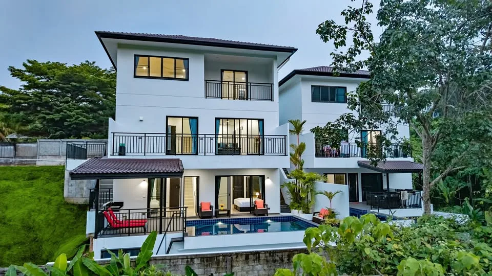 Amplia villa con piscina de 3+1 habitaciones en Chalong para alquiler