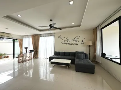 Casa Adosada de 3 Habitaciones y 4 Baños para Alquilar en Laguna, Phuket