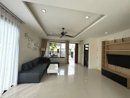 Casa Adosada de 3 Habitaciones y 4 Baños para Alquilar en Laguna, Phuket