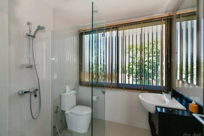 Casa Adosada de 3 Habitaciones y 4 Baños para Alquilar en Laguna, Phuket