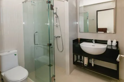 Casa Adosada de 3 Habitaciones y 4 Baños para Alquilar en Laguna, Phuket