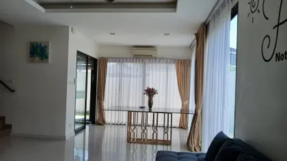 Casa Adosada de 3 Habitaciones y 4 Baños para Alquilar en Laguna, Phuket
