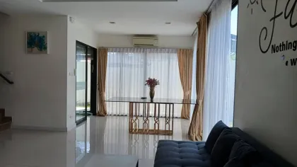 Casa Adosada de 3 Habitaciones y 4 Baños para Alquilar en Laguna, Phuket