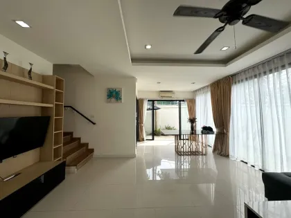 Casa Adosada de 3 Habitaciones y 4 Baños para Alquilar en Laguna, Phuket
