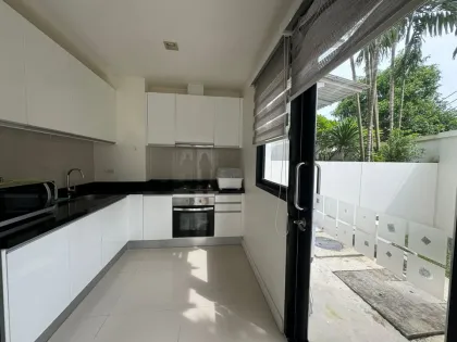 Casa Adosada de 3 Habitaciones y 4 Baños para Alquilar en Laguna, Phuket