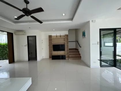 Casa Adosada de 3 Habitaciones y 4 Baños para Alquilar en Laguna, Phuket