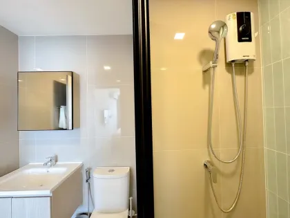 Угловая квартира с 2 спальнями и видом на бассейн в The Base Bukit Phuket