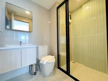 Угловая квартира с 2 спальнями и видом на бассейн в The Base Bukit Phuket