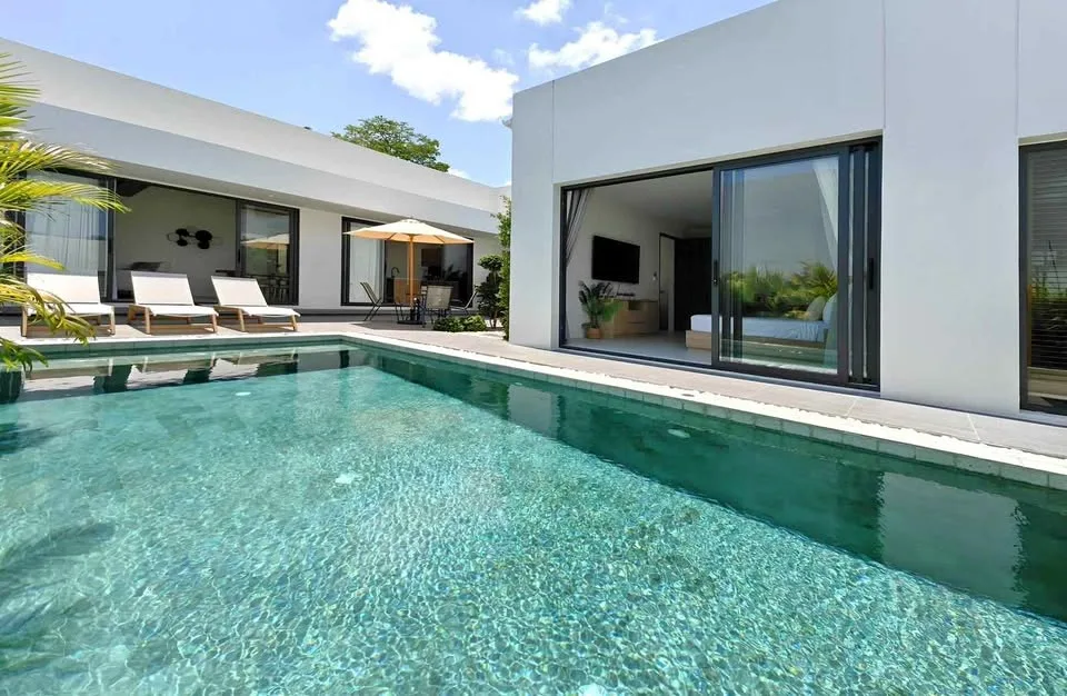 Villa Moderna Semi-Independiente con Piscina en Alquiler en Bang Tao