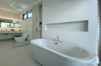 Villa moderna con piscina privada, 3 habitaciones y 3 baños en alquiler