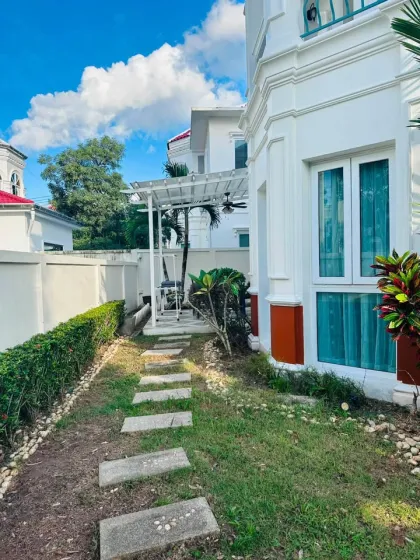 Villa renovada de 4 habitaciones en alquiler en Koh Kaew