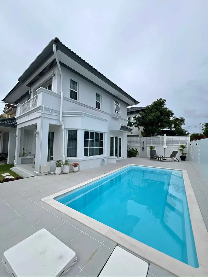 Luxuriöse renovierte Villa mit privatem Pool, 3 Schlafzimmern und 3 Bädern in Phuket Town