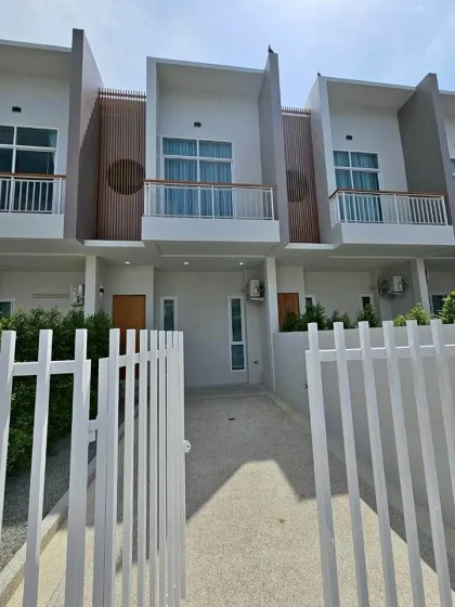 Минималистичный таунхаус с 2 спальнями на Chaofa East Road, Kathu