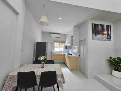Минималистичный таунхаус с 2 спальнями на Chaofa East Road, Kathu