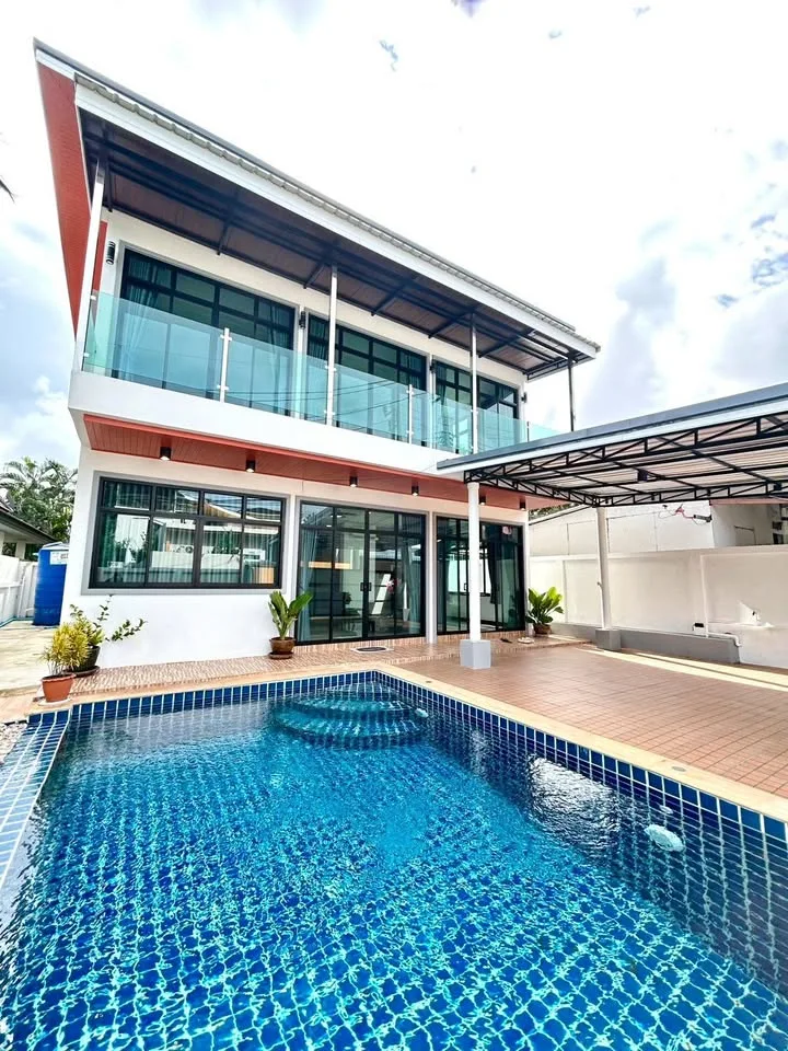 Villa con Piscina de 3 Habitaciones y 3 Baños en Alquiler en Rawai