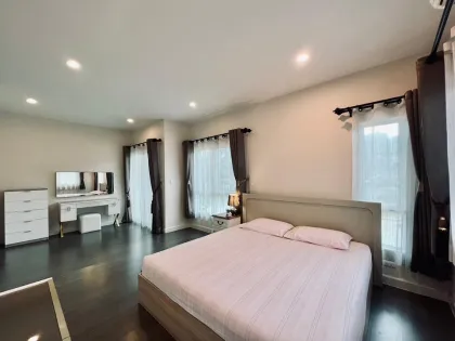 Простапонимная квартира с 3 спальнями и 2 ванными в Next Point Condominium