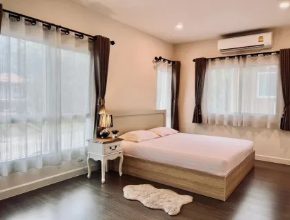 Простапонимная квартира с 3 спальнями и 2 ванными в Next Point Condominium