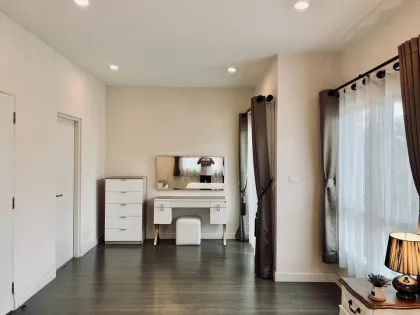 Простапонимная квартира с 3 спальнями и 2 ванными в Next Point Condominium
