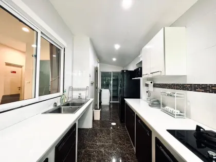 Простапонимная квартира с 3 спальнями и 2 ванными в Next Point Condominium