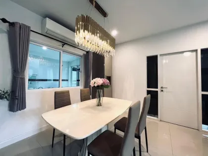 Простапонимная квартира с 3 спальнями и 2 ванными в Next Point Condominium