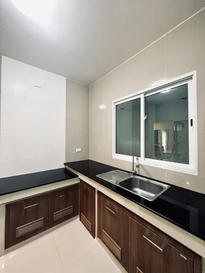 Простапонимная квартира с 3 спальнями и 2 ванными в Next Point Condominium