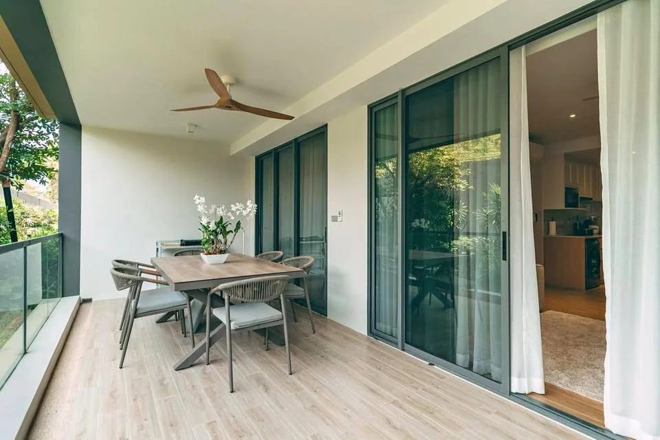 อพาร์ตเมนต์ 2 ห้องนอนสว่างใสที่ Laguna Beachside Residences