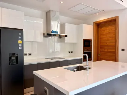 Acogedora villa con piscina de 3 habitaciones en Wilawan Luxury Villas, Nai Yang