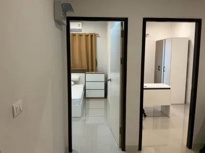Maison mitoyenne 3 chambres 2 salles de bain à louer à Nai Yang
