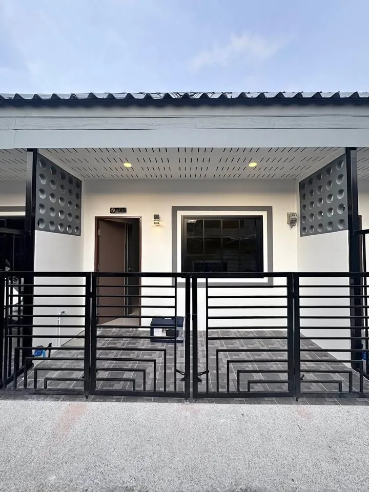Renovated 1-Bedroom Townhouse for Rent in Koh Kaew