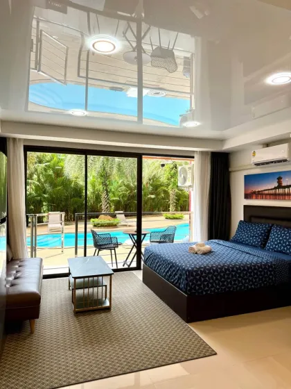 Студия с выходом к бассейну в 777 Beach Condo