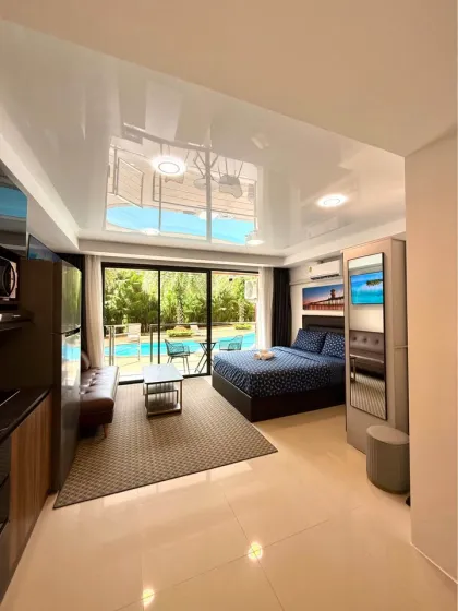 Студия с выходом к бассейну в 777 Beach Condo