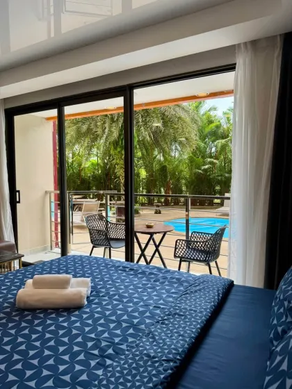 Студия с выходом к бассейну в 777 Beach Condo