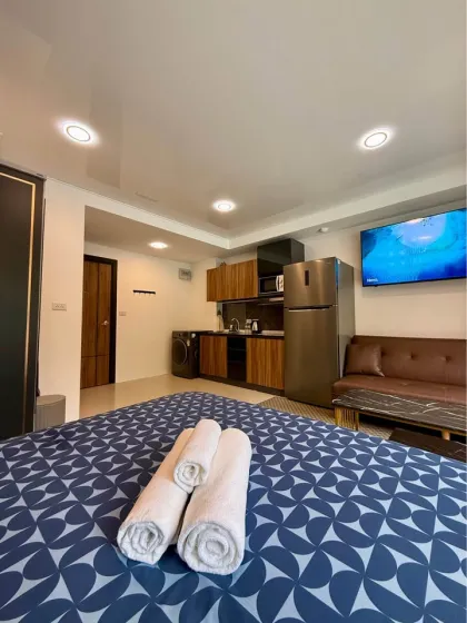 Студия с выходом к бассейну в 777 Beach Condo