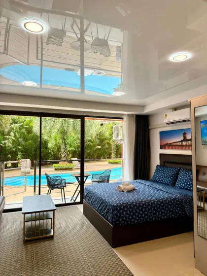 Студия с выходом к бассейну в 777 Beach Condo
