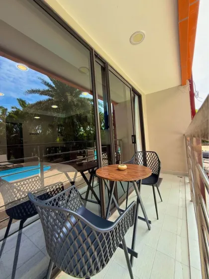 Студия с выходом к бассейну в 777 Beach Condo