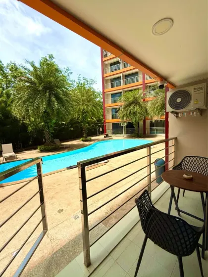 Студия с выходом к бассейну в 777 Beach Condo