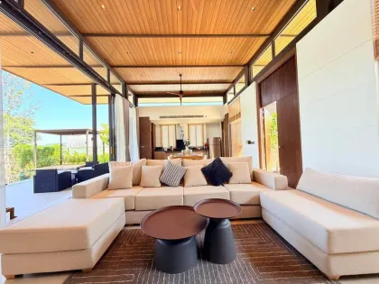 Luxuriöse moderne 3-Zimmer-Poolvilla in Laguna