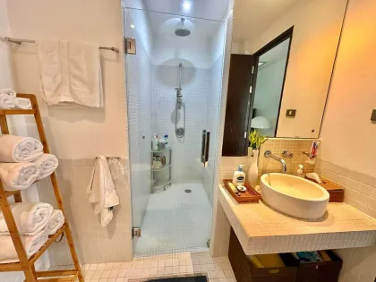 2-Zimmer-Penthouse mit 2 Bädern und Dachterrasse in Kamala