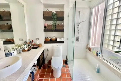 2-Zimmer-Penthouse mit 2 Bädern und Dachterrasse in Kamala
