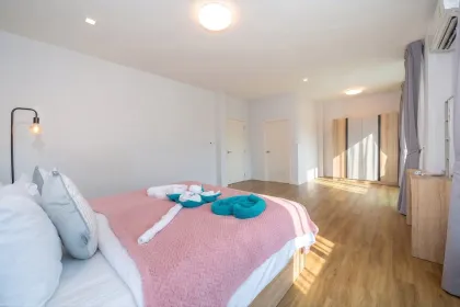 Geräumige 4-Schlafzimmer- und 3-Badezimmer-Villa zur Miete in Mana Kathu Lake